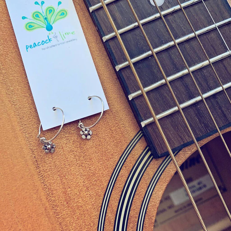 daisy // teeny tiny sterling silver daisy flower sleeper earrings⁣ - Peacock & Lime